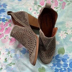 Jeffrey Campbell Rosalee Taupe Gray Perforated Ankle Booties Size 7.5